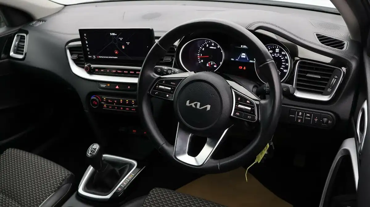 2022-kia-ceed-15-t-gdi-3-hatchback-big-8