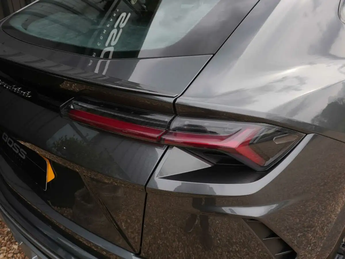 2019-lamborghini-urus-40-no-trim-big-11