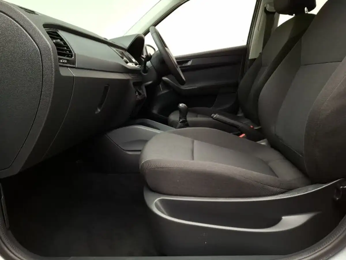 2015-skoda-fabia-10-mpi-s-hatchback-big-4