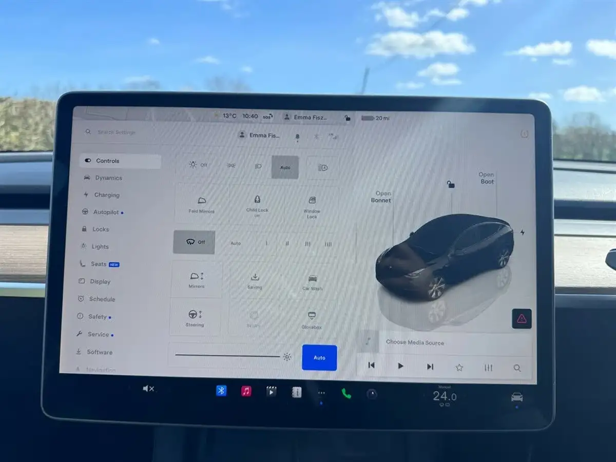 2022-tesla-model-y-e-long-range-big-17