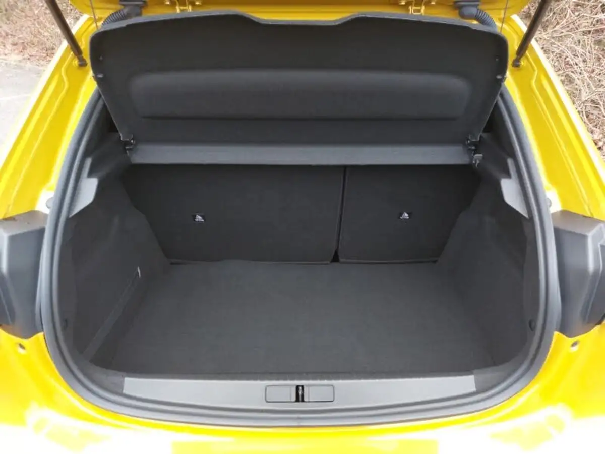 2023-peugeot-208-12-puretech-allure-premium-100ps-eat8-big-7