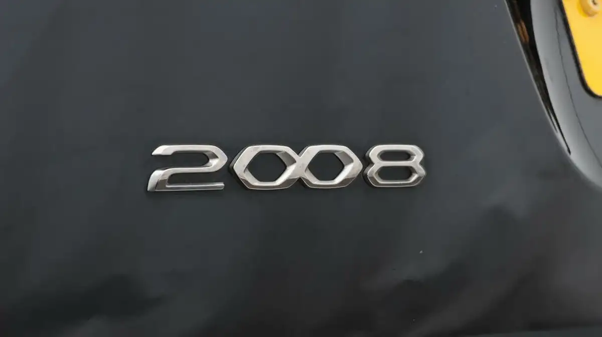2022-peugeot-2008-suv-12-puretech-gt-eat8-big-23
