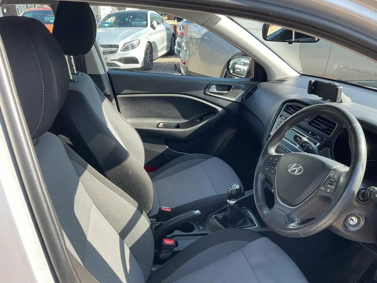 2018-hyundai-i20-12-se-hatchback-5d-big-19