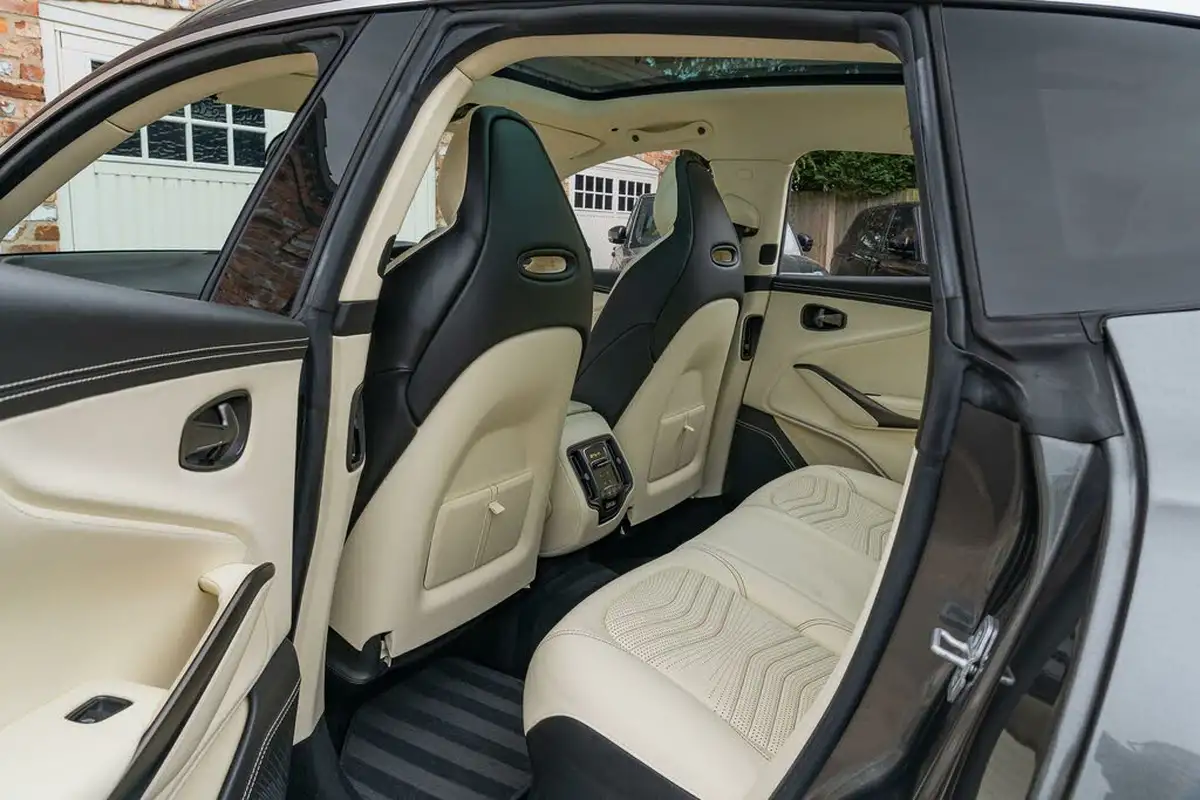 2020-aston-martin-dbx-40-v8-big-30