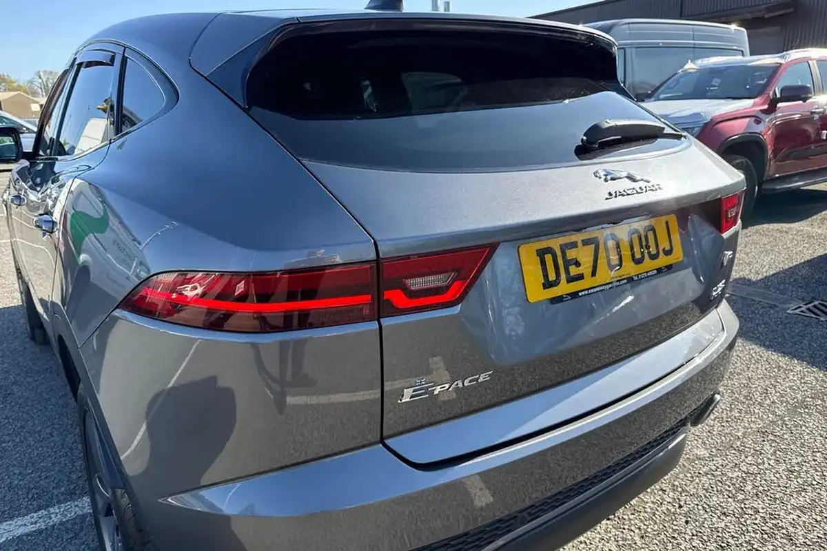 2020-jaguar-e-pace-20-i4d-chequered-flag-150ps-big-7
