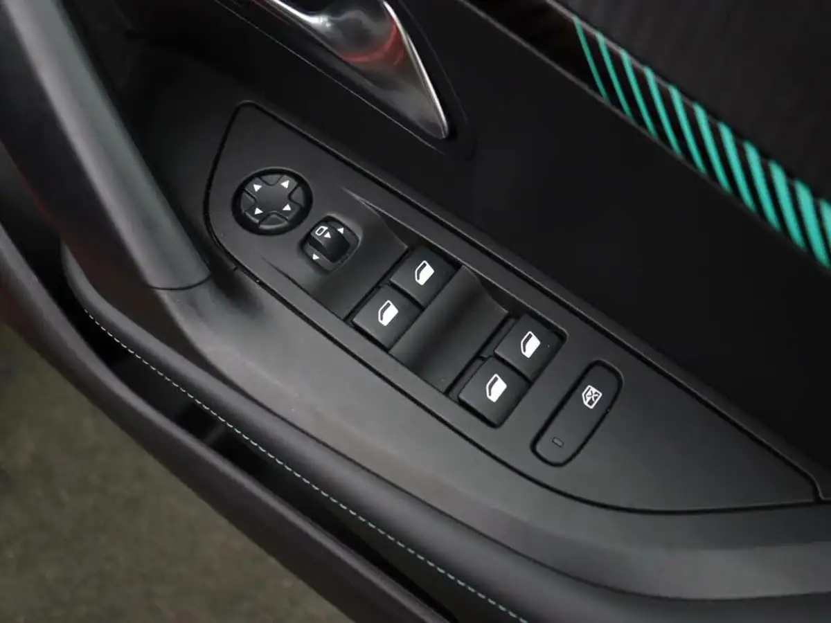 2021-peugeot-2008-suv-12-puretech-allure-100bhp-big-13