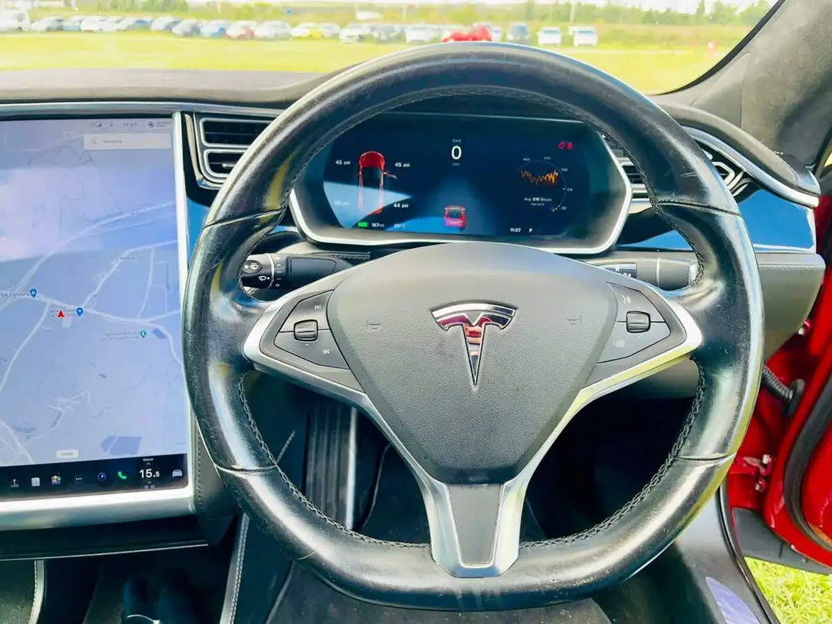 2015-tesla-model-s-e-p85d-nav-big-25