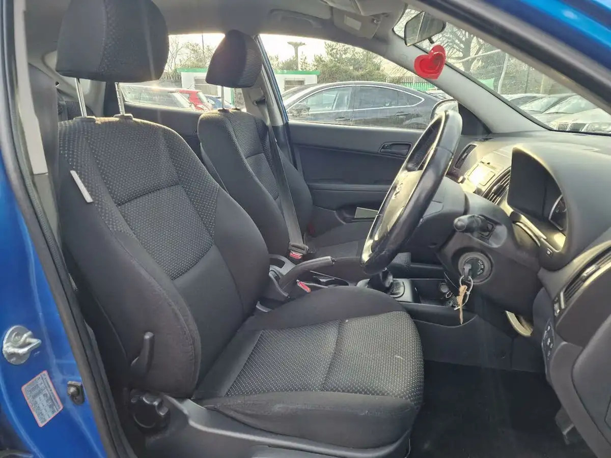 2010-hyundai-i30-14-comfort-107bhp-hatchback-big-9