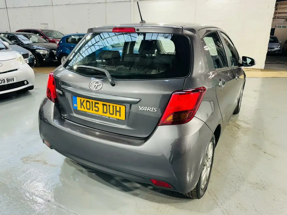 2015-toyota-yaris-133-icon-vvt-i-5d-big-3