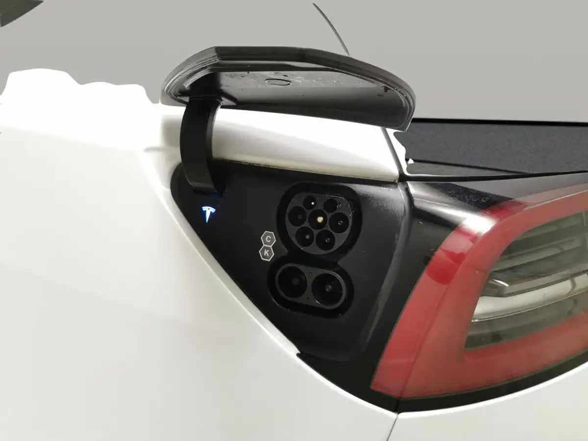 2022-tesla-model-y-e-long-range-big-32