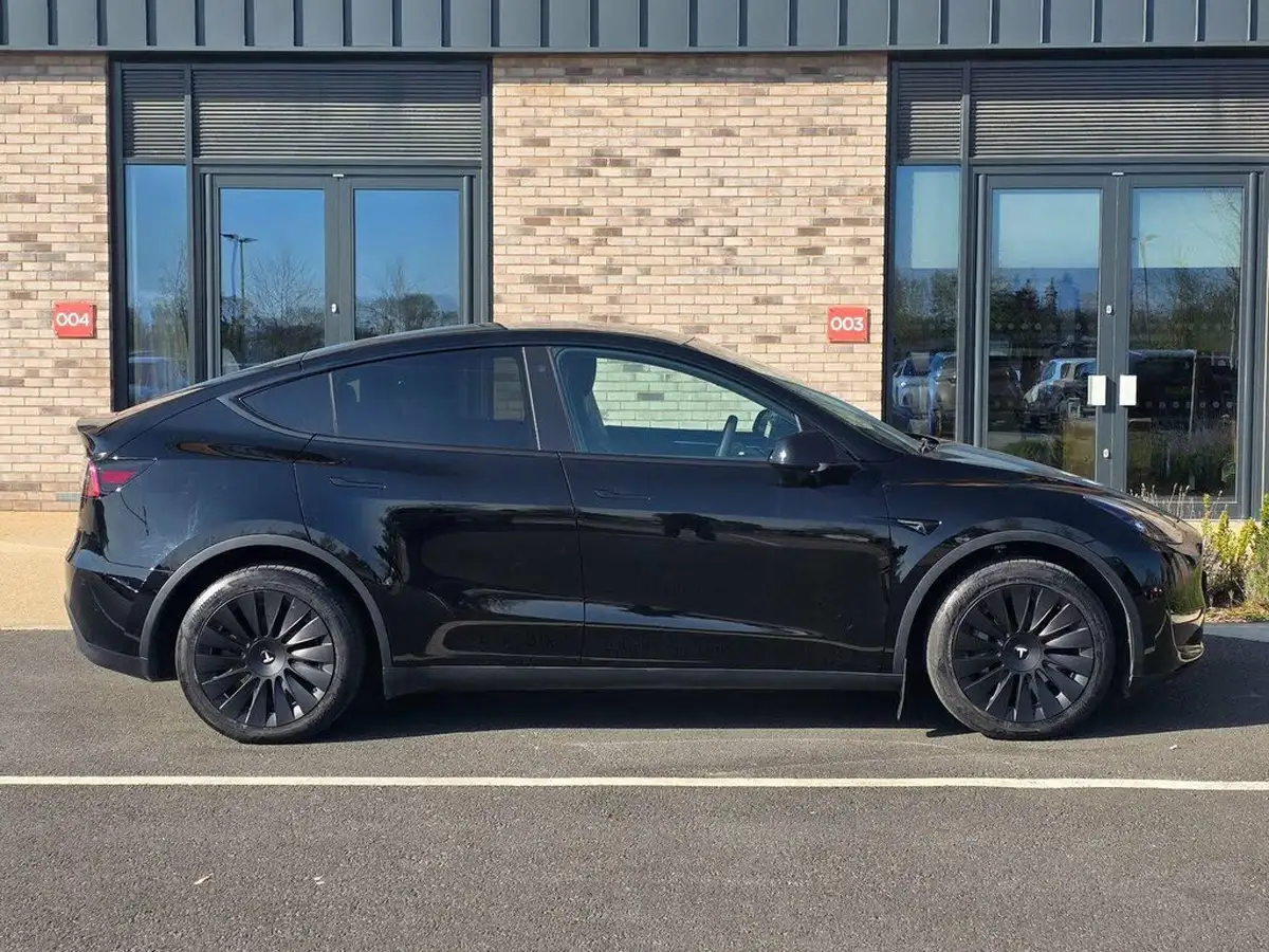 2022-tesla-model-y-e-long-range-big-2