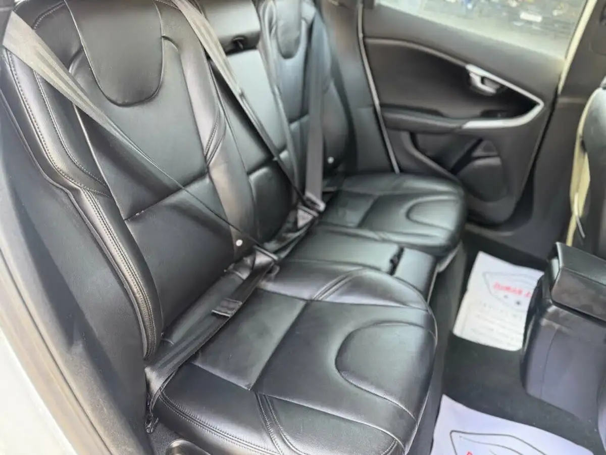 2016-volvo-v40-15-t2-inscription-big-9