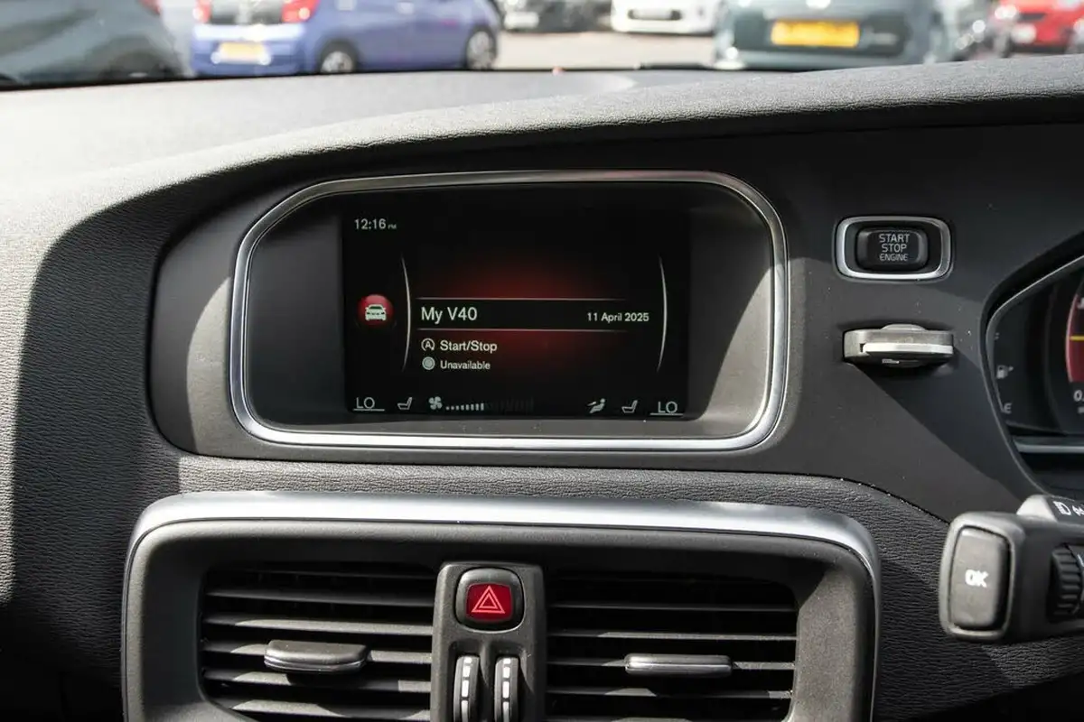 2016-volvo-v40-15-t3-cross-country-pro-big-25
