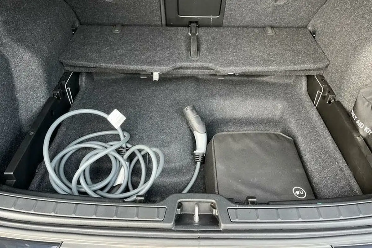 2021-volvo-xc40-e-p8-first-edition-big-22