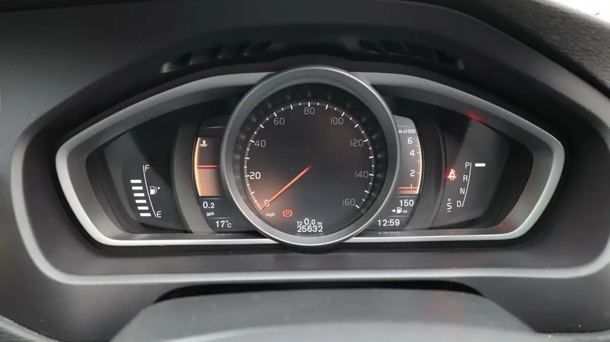 2018-volvo-v40-15-t3-cross-country-pro-big-10
