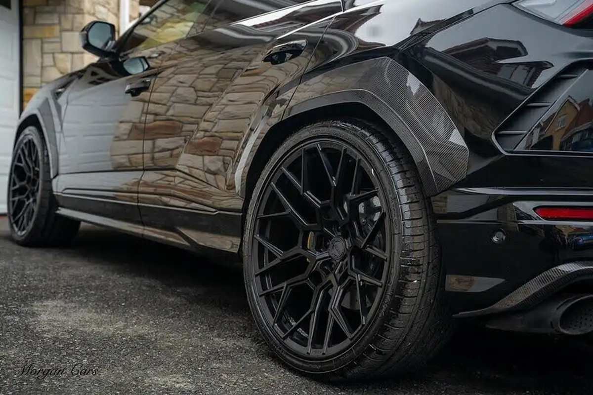2020-lamborghini-urus-40-no-trim-big-11