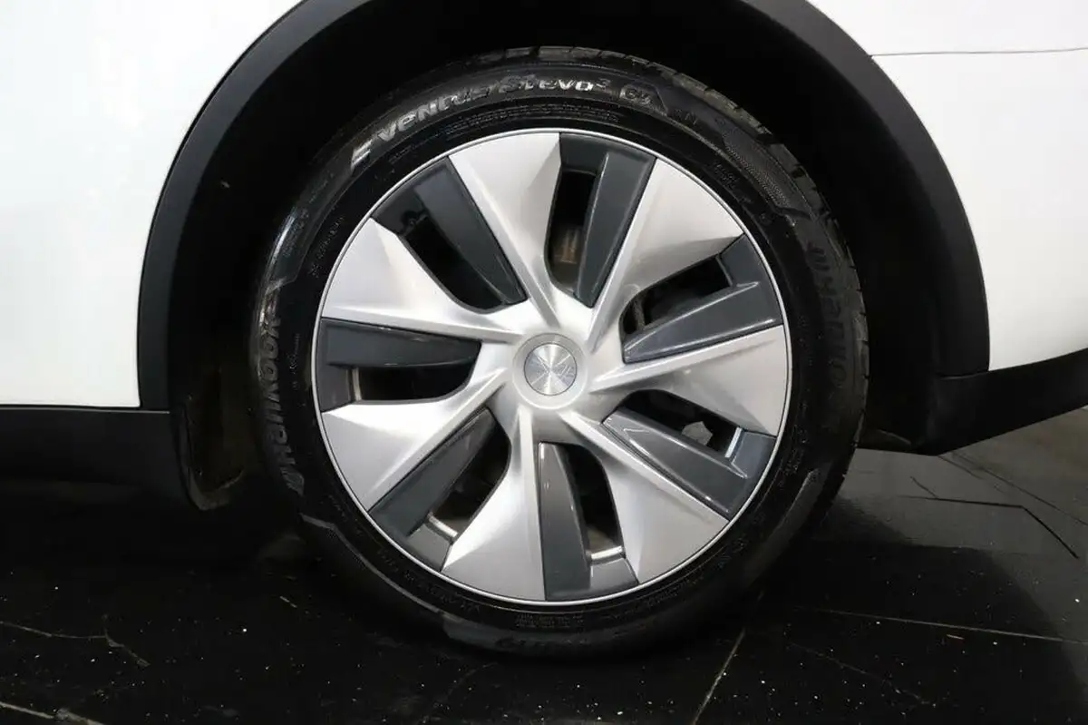 2023-tesla-model-y-e-rwd-big-35
