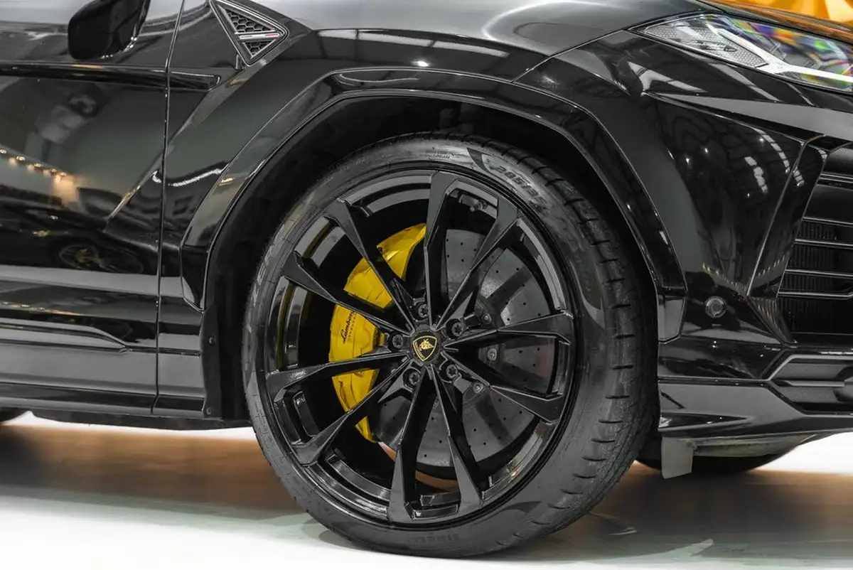 2021-lamborghini-urus-40-no-trim-big-24