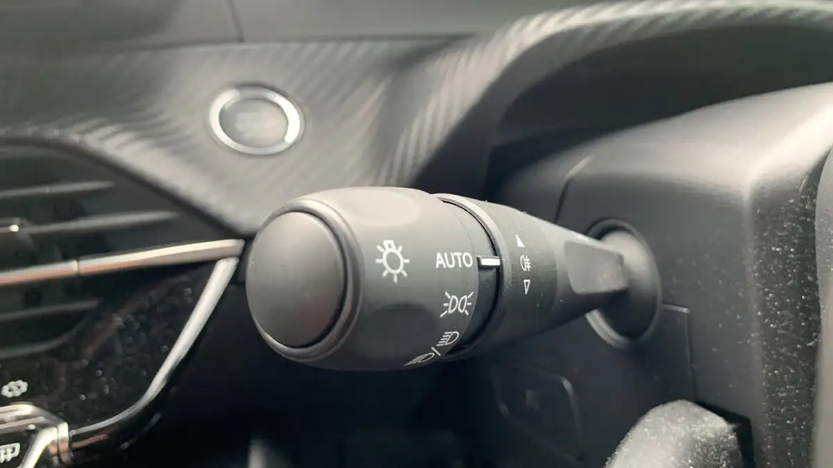2022-peugeot-208-12-puretech-allure-premium-100ps-big-26