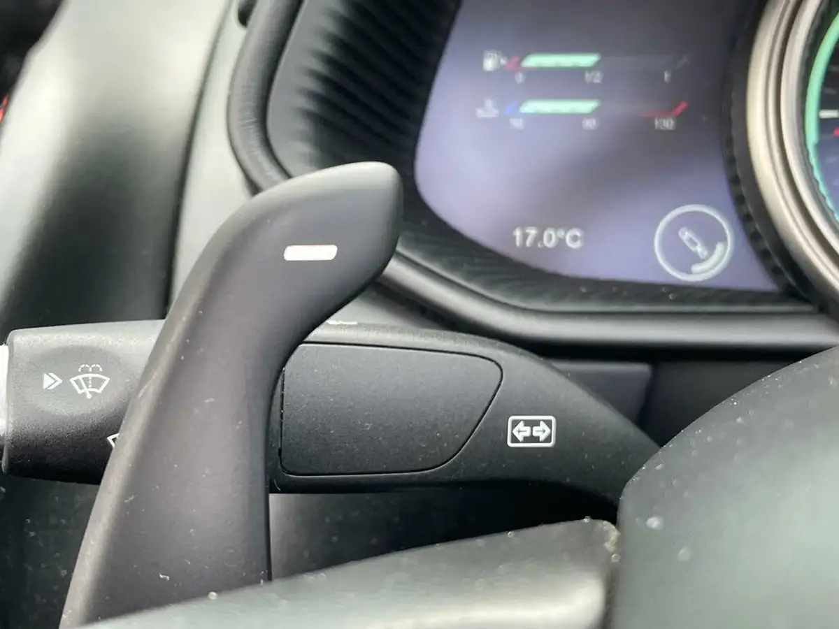 2019-aston-martin-db11-40-v8-big-43
