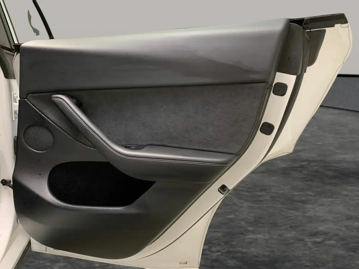 2022-tesla-model-y-e-long-range-big-38