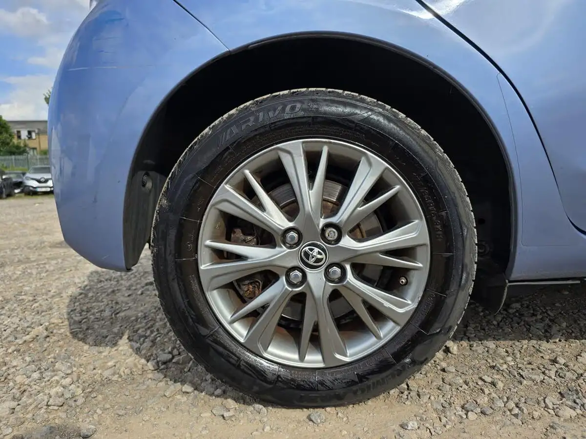 2017-toyota-yaris-15-vvt-i-icon-tech-98bhp-hybrid-1497cc-e-cvt-big-33