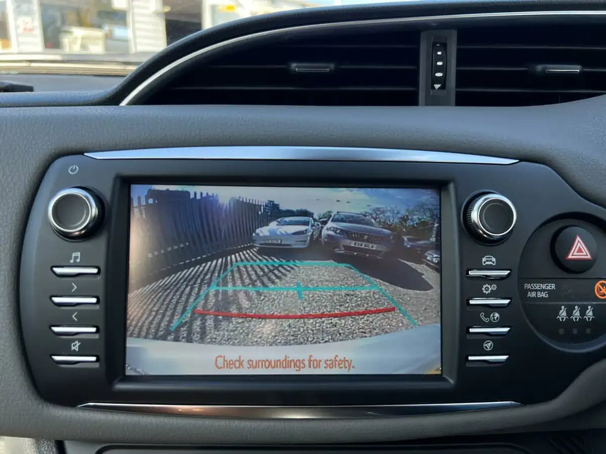 2018-toyota-yaris-15-vvt-i-icon-hybrid-big-36