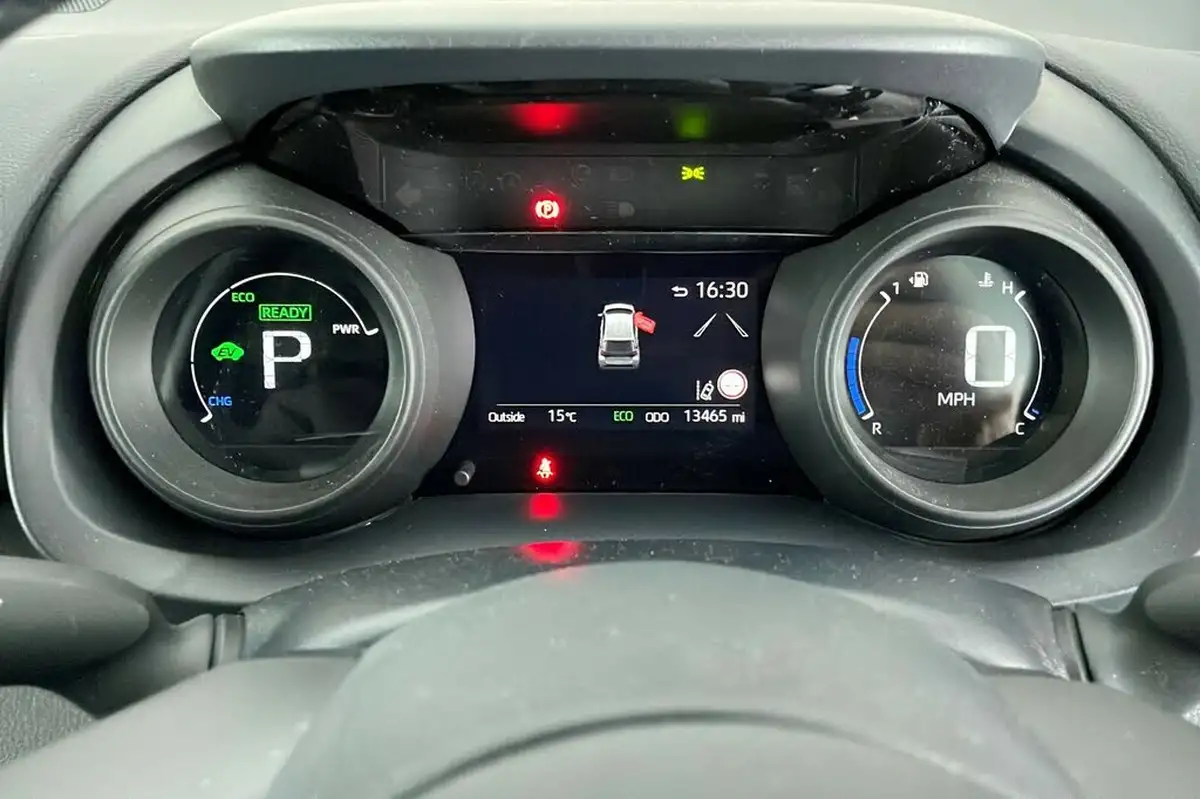 2023-toyota-yaris-15-vvt-i-design-big-12