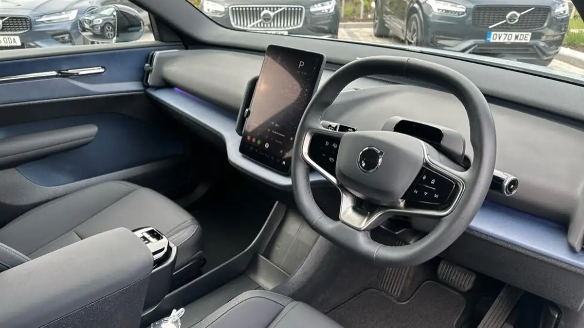 2024-volvo-ex30-e-single-motor-plus-extended-range-big-3