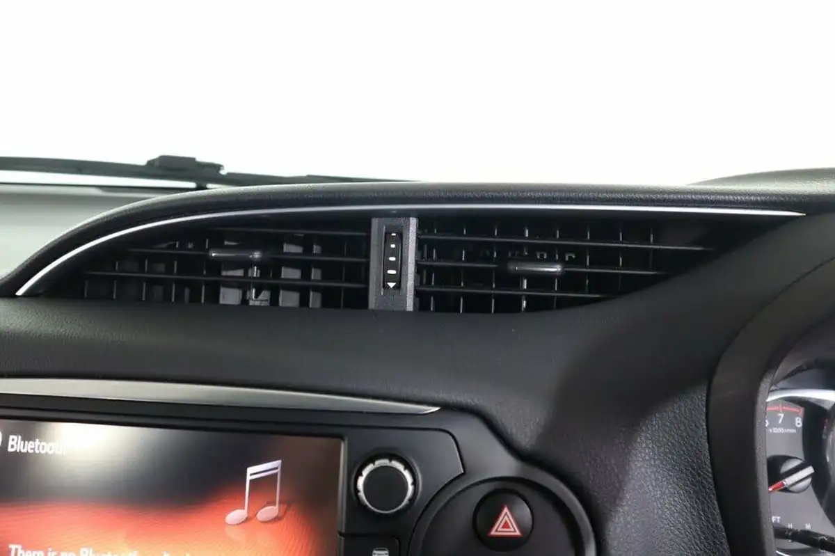 2016-toyota-yaris-133-design-big-30