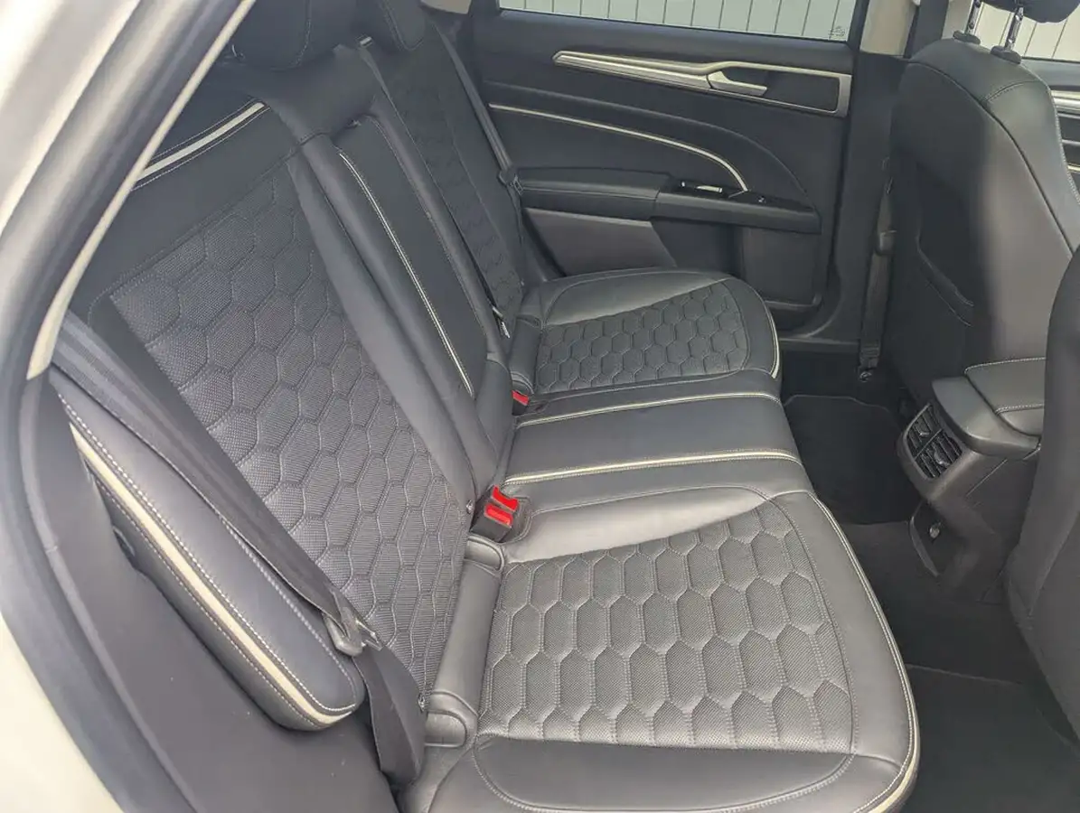 2017-ford-mondeo-20t-vignale-estate-5d-big-38