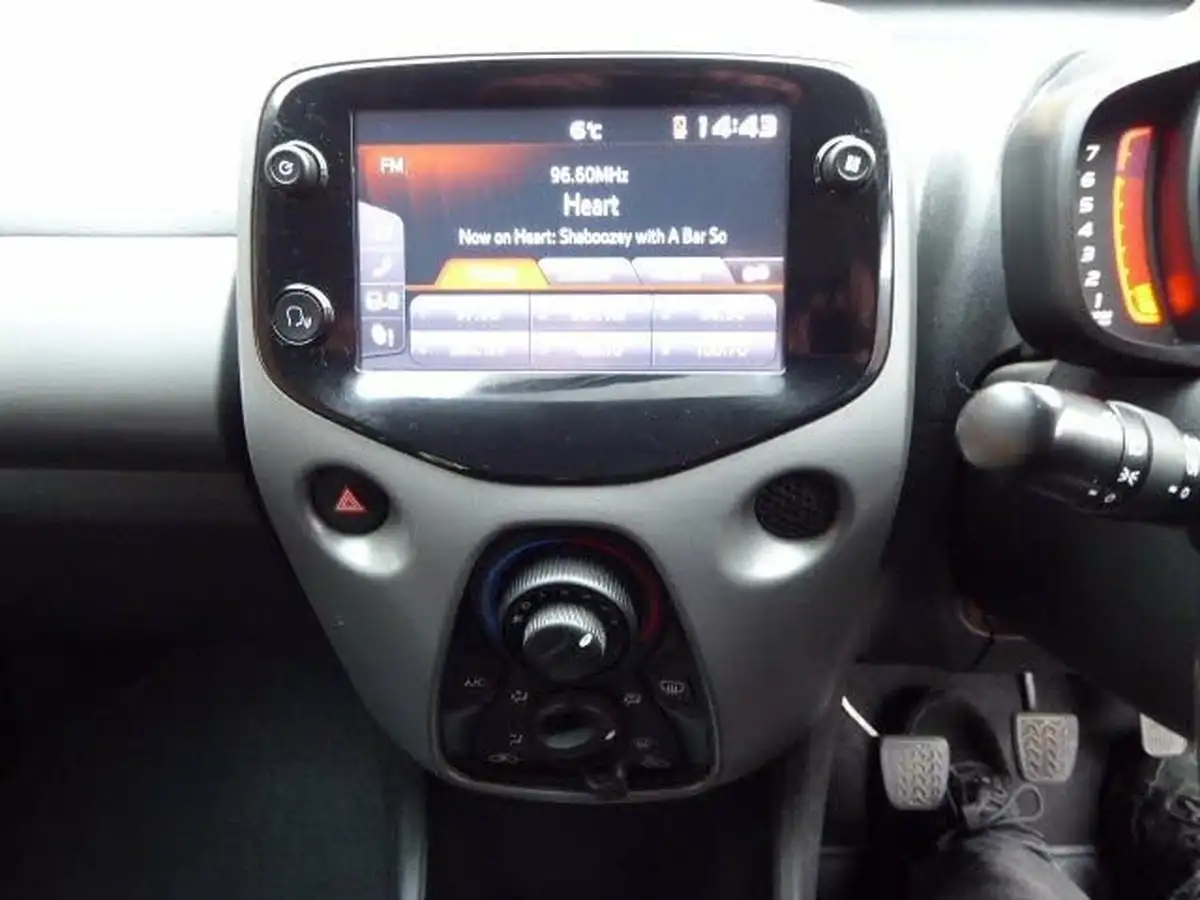 2020-toyota-aygo-10-vvt-i-x-play-big-16