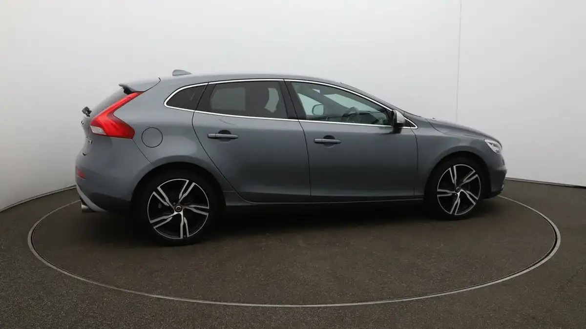 2019-volvo-v40-20-t2-r-design-edition-big-41