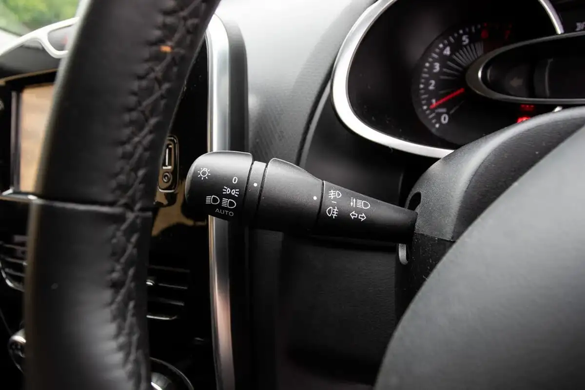 2016-renault-clio-09-tce-dynamique-s-nav-big-16