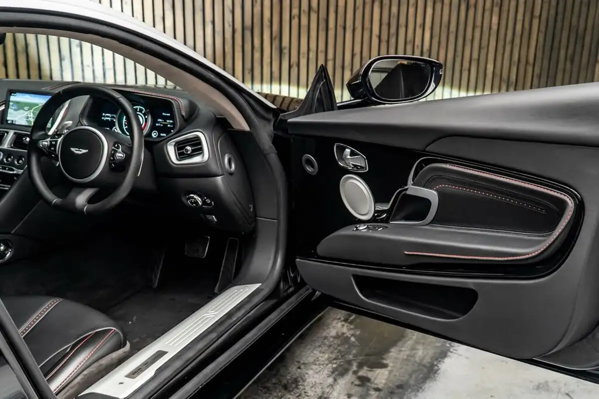 2017-aston-martin-db11-52-v12-launch-edition-big-29