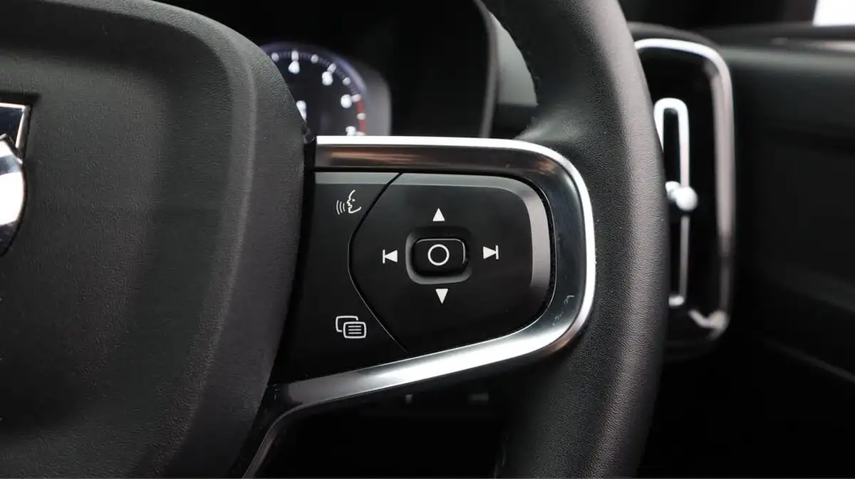 2022-volvo-xc40-20-b4-r-design-big-24