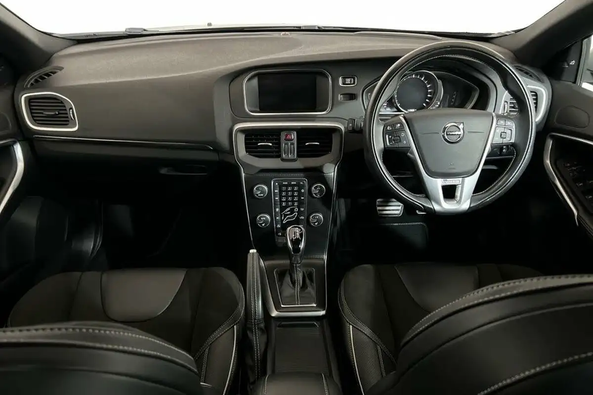 2018-volvo-v40-15-t3-r-design-nav-plus-big-10
