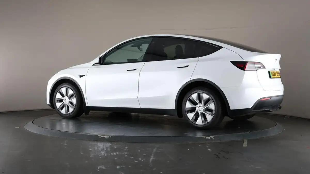 2022-tesla-model-y-e-long-range-big-76