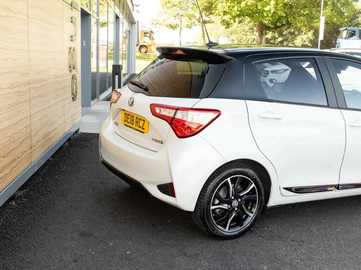 2018-toyota-yaris-15-vvt-i-grey-bi-tone-hybrid-big-7