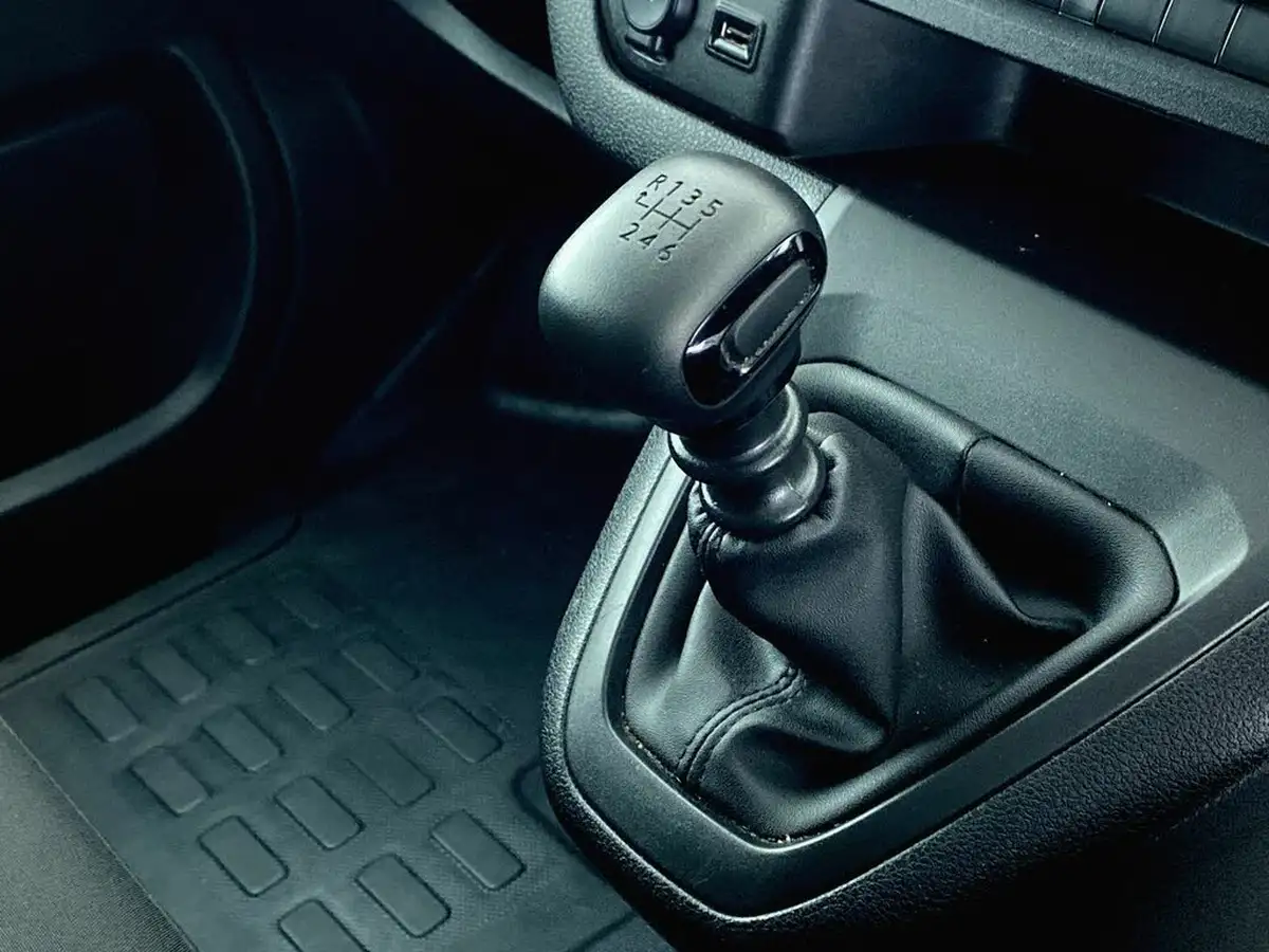 2023-peugeot-expert-15-bluehdi-professional-premium-standard-1000-big-21