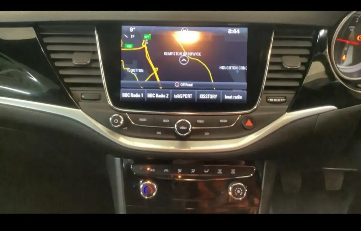 2015-vauxhall-astra-16cdti-sri-nav-136ps-ss-hatchback-big-7