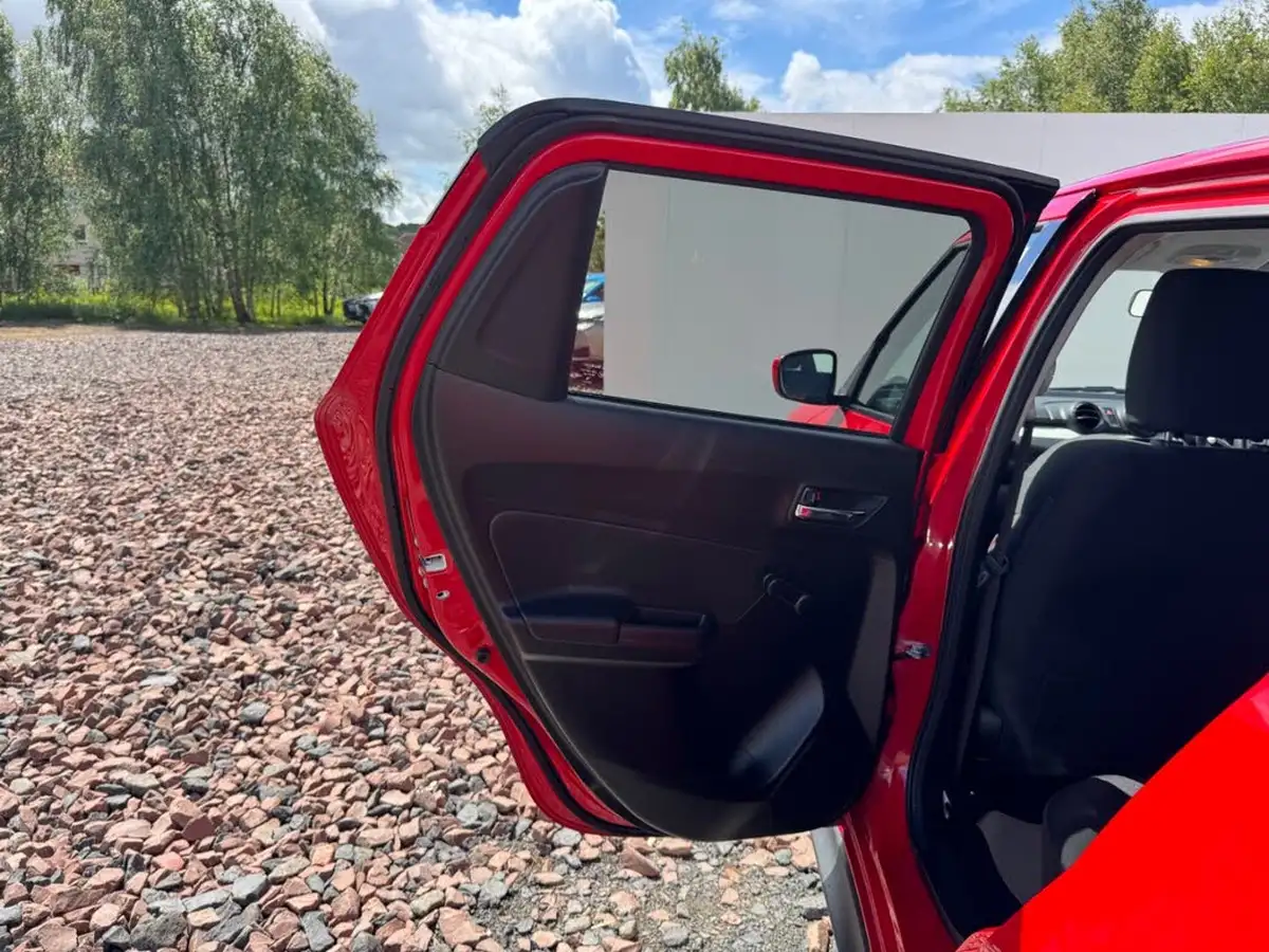2019-suzuki-swift-12-dualjet-attitude-big-28