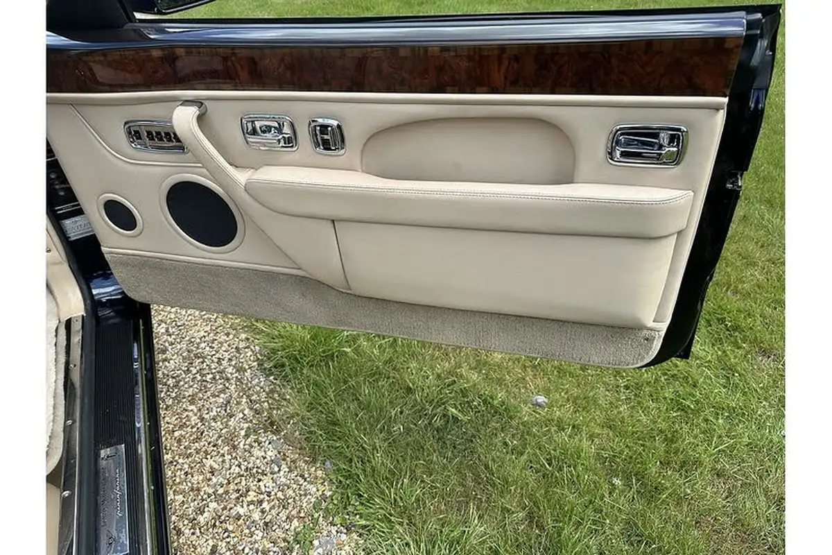 1997-bentley-azure-68-big-6