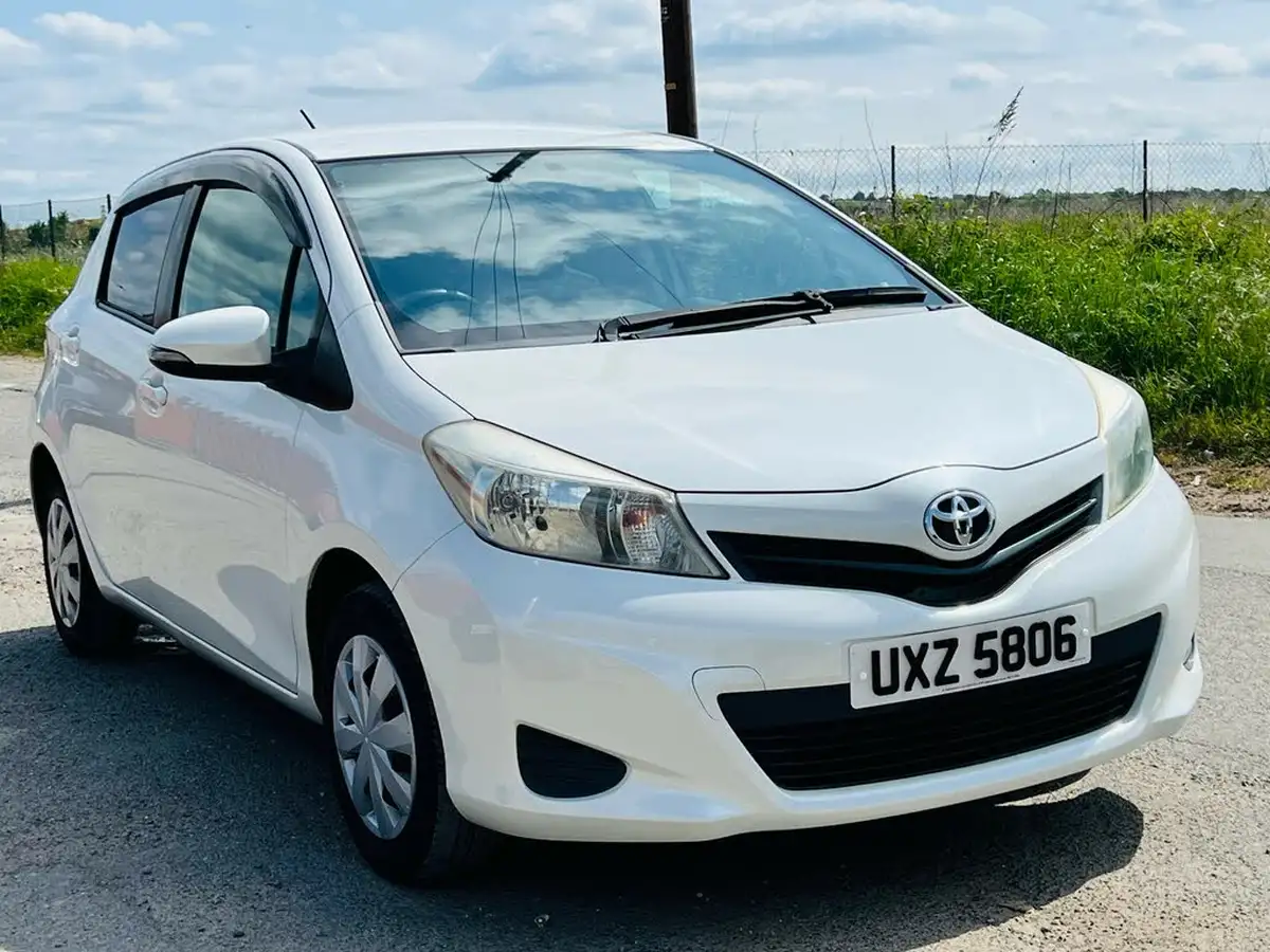 2015-toyota-yaris-big-0