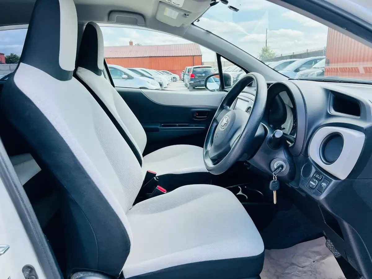 2015-toyota-yaris-big-24