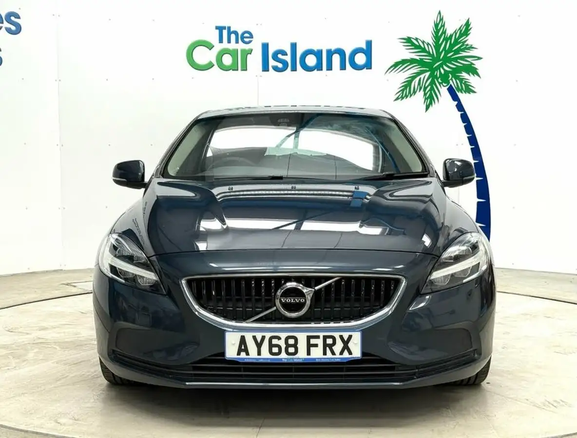 2018-volvo-v40-20-t2-momentum-nav-plus-big-1