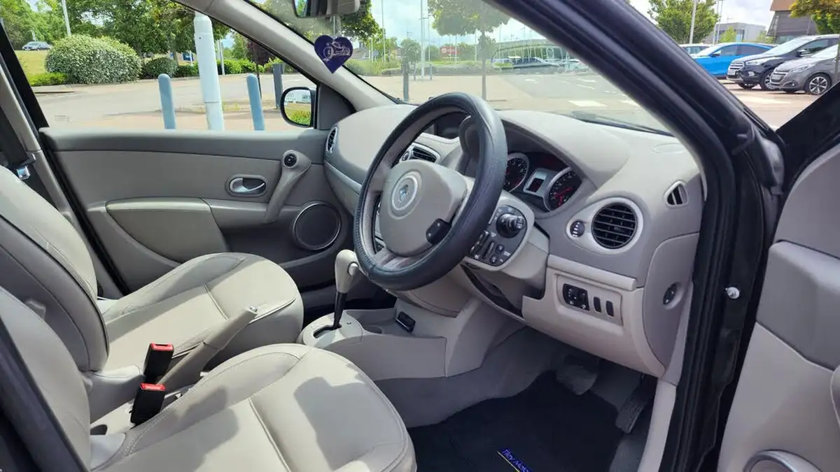 2010-renault-clio-16-initiale-tomtom-big-14