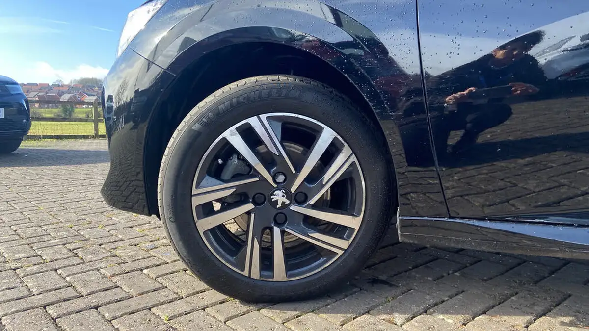 2023-peugeot-208-12-puretech-allure-premium-130ps-eat8-big-14