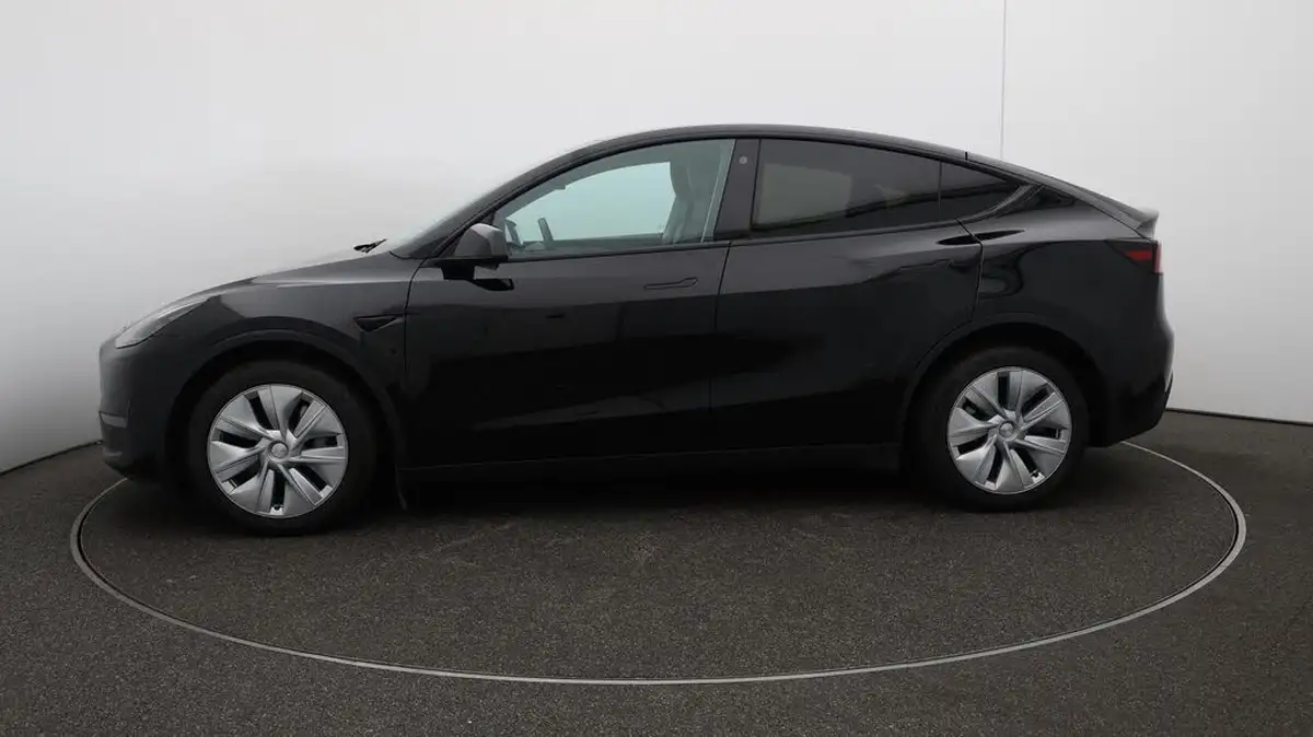2022-tesla-model-y-e-long-range-big-64