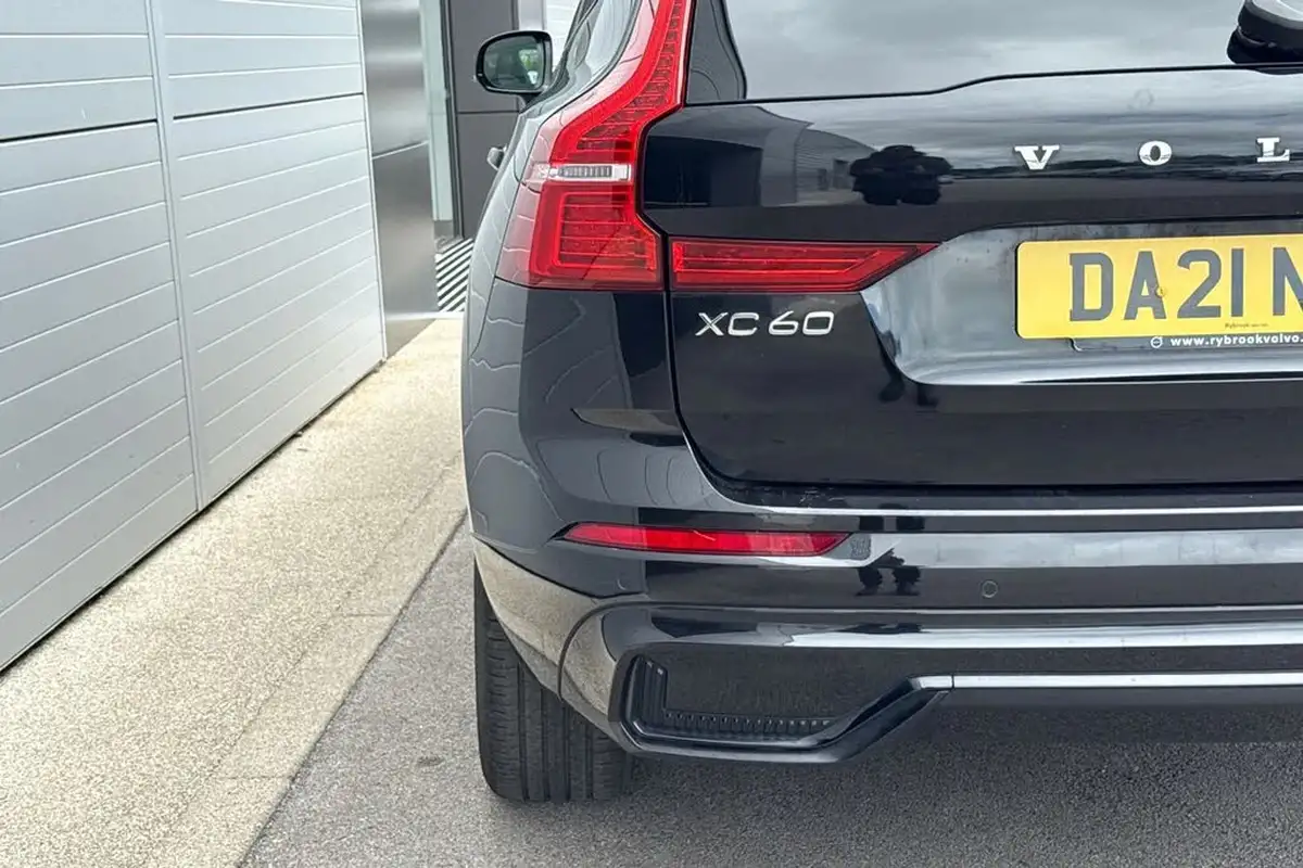 2021-volvo-xc60-20-b5-r-design-big-27